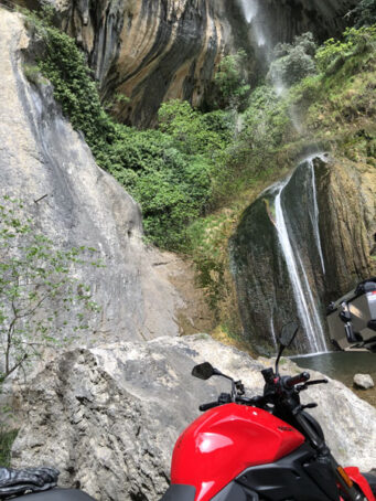 Ducati Monster V2 Nice location moto